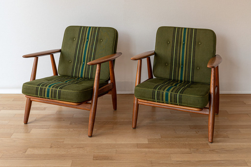 Pair of GE-240 easy-chairs - Hans Wegner - Code 1370