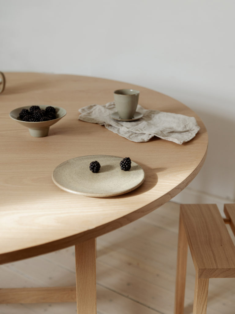 MOEBE_Dining-Table_IC_140-Round_Oak_High-Res_06